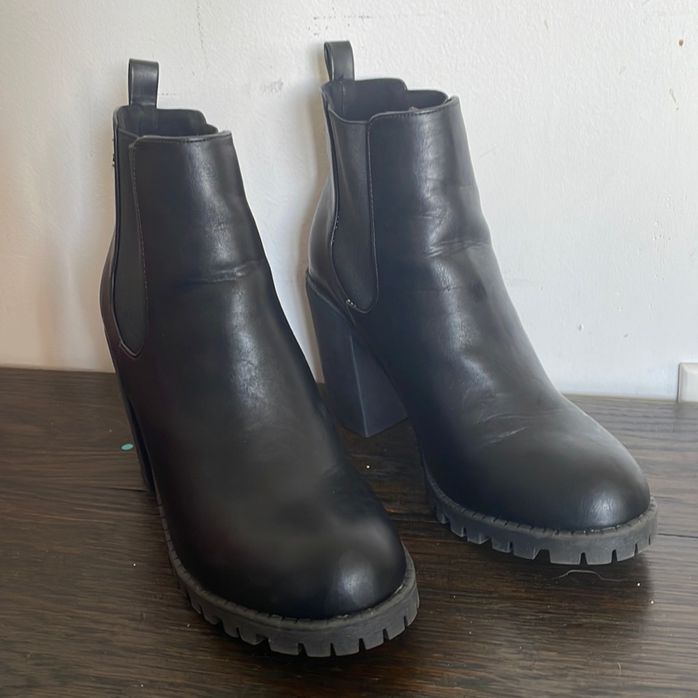 Soda Lug Sole Chelsea Boots
